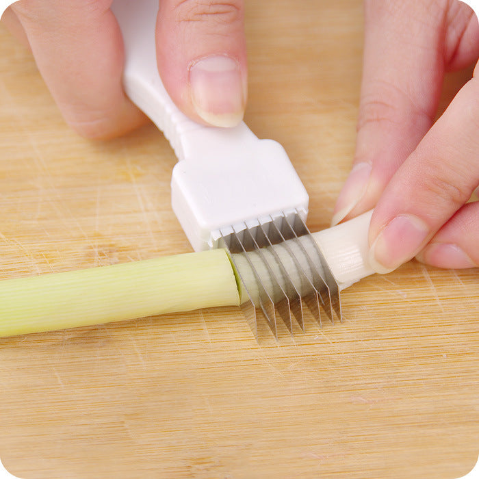 Kitchen chopping onion | LUXETHREAD