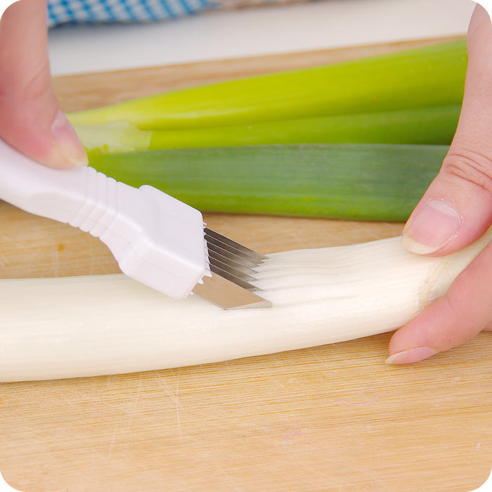 Kitchen chopping onion | LUXETHREAD